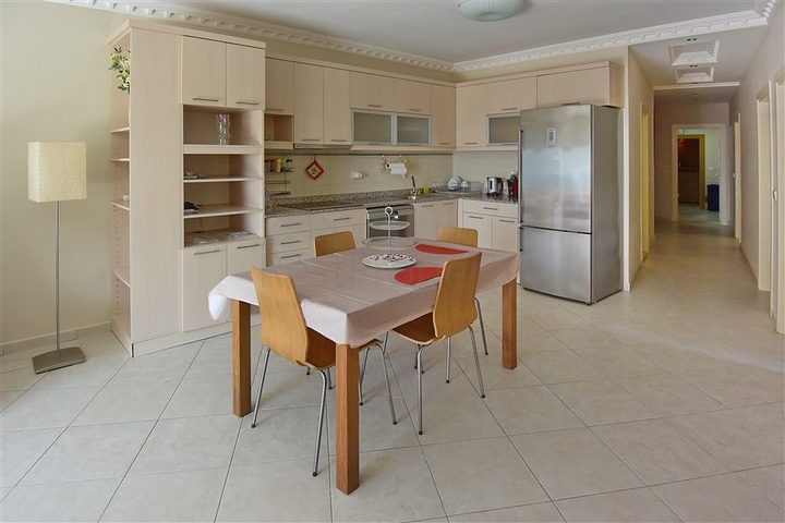 شقة عائلية - ثلاث غرف وصالة - قريبة من البحر -في افسلار / الانيا 