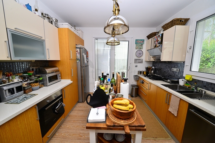 فيلا مستقلة مع مسبح خاص - ثلاث غرف وصالة - في فتهية 