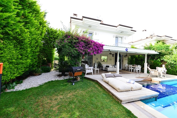 فيلا مستقلة مع مسبح خاص - ثلاث غرف وصالة - في فتهية 