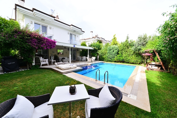 فيلا مستقلة مع مسبح خاص - ثلاث غرف وصالة - في فتهية 