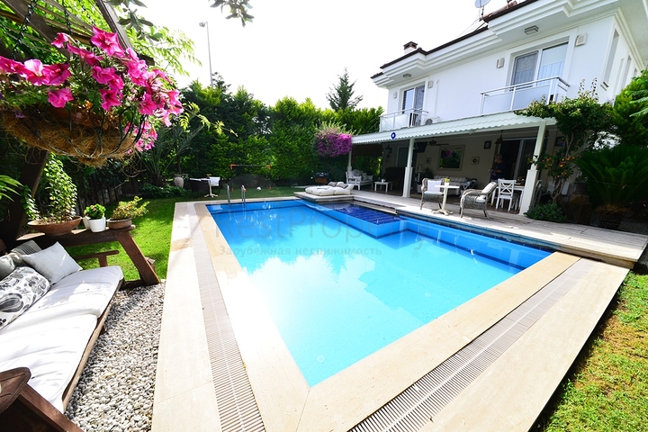 فيلا مستقلة مع مسبح خاص - ثلاث غرف وصالة - في فتهية 