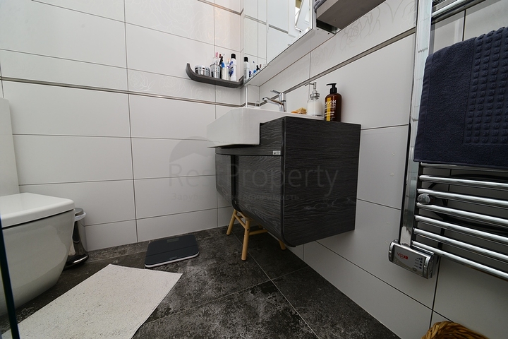 فيلا مستقلة مع مسبح خاص - ثلاث غرف وصالة - في فتهية 