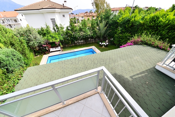 فيلا مستقلة مع مسبح خاص - ثلاث غرف وصالة - في فتهية 