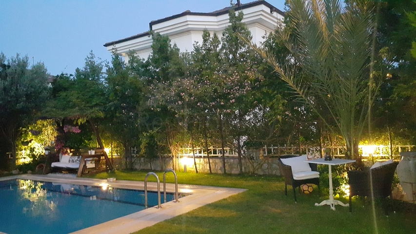 فيلا مستقلة مع مسبح خاص - ثلاث غرف وصالة - في فتهية 