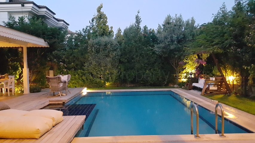 فيلا مستقلة مع مسبح خاص - ثلاث غرف وصالة - في فتهية 