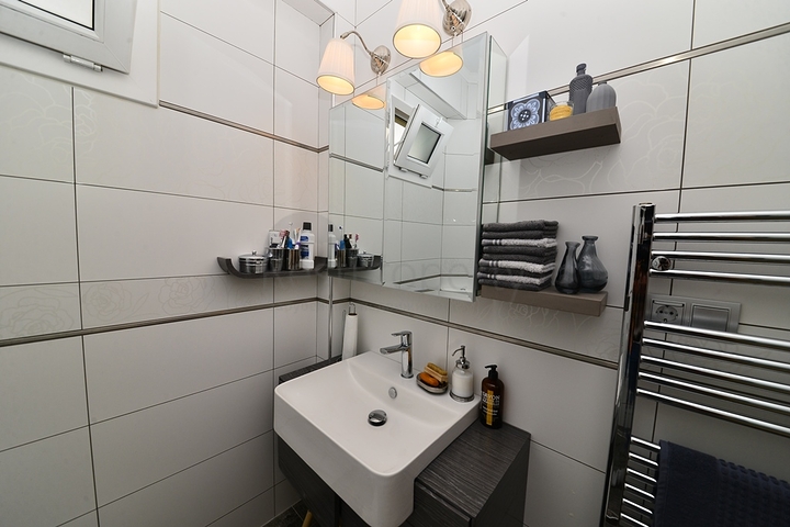 فيلا مستقلة مع مسبح خاص - ثلاث غرف وصالة - في فتهية 