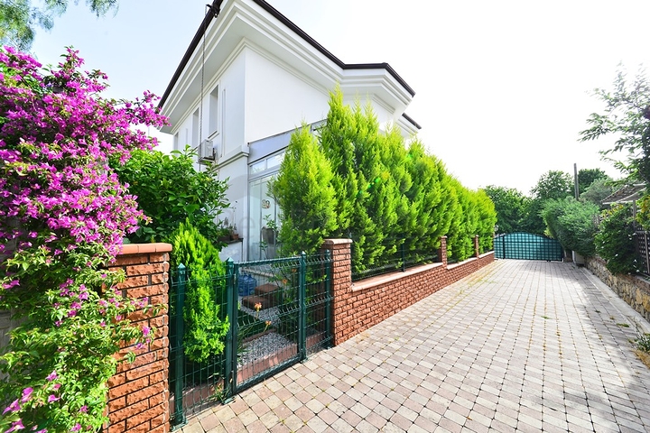 فيلا مستقلة مع مسبح خاص - ثلاث غرف وصالة - في فتهية 