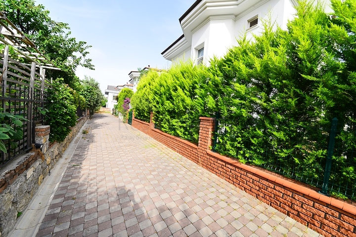 فيلا مستقلة مع مسبح خاص - ثلاث غرف وصالة - في فتهية 