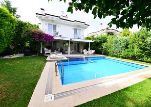 فيلا مستقلة مع مسبح خاص - ثلاث غرف وصالة - في فتهية 