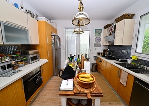 فيلا مستقلة مع مسبح خاص - ثلاث غرف وصالة - في فتهية 