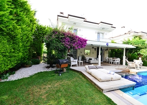 فيلا مستقلة مع مسبح خاص - ثلاث غرف وصالة - في فتهية 