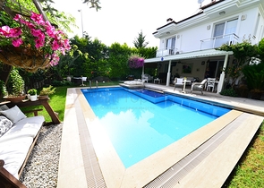 فيلا مستقلة مع مسبح خاص - ثلاث غرف وصالة - في فتهية 