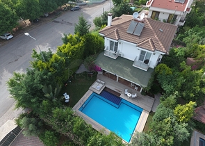 فيلا مستقلة مع مسبح خاص - ثلاث غرف وصالة - في فتهية 