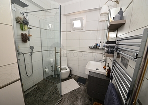 فيلا مستقلة مع مسبح خاص - ثلاث غرف وصالة - في فتهية 