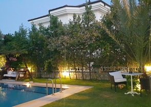 فيلا مستقلة مع مسبح خاص - ثلاث غرف وصالة - في فتهية 