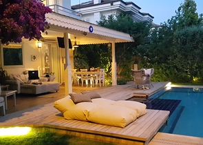 فيلا مستقلة مع مسبح خاص - ثلاث غرف وصالة - في فتهية 