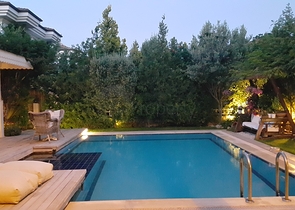 فيلا مستقلة مع مسبح خاص - ثلاث غرف وصالة - في فتهية 