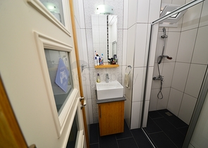 فيلا مستقلة مع مسبح خاص - ثلاث غرف وصالة - في فتهية 