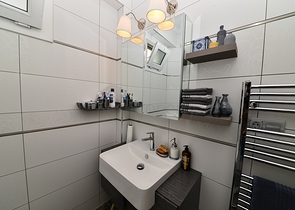 فيلا مستقلة مع مسبح خاص - ثلاث غرف وصالة - في فتهية 