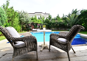 فيلا مستقلة مع مسبح خاص - ثلاث غرف وصالة - في فتهية 