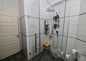 فيلا مستقلة مع مسبح خاص - ثلاث غرف وصالة - في فتهية 