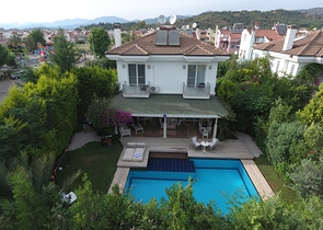 فيلا مستقلة مع مسبح خاص - ثلاث غرف وصالة - في فتهية 