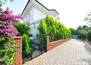 فيلا مستقلة مع مسبح خاص - ثلاث غرف وصالة - في فتهية 