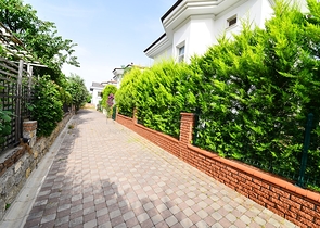 فيلا مستقلة مع مسبح خاص - ثلاث غرف وصالة - في فتهية 