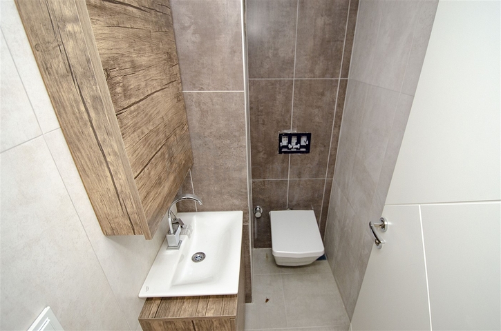 مكاتب 2 + 1 ومحل للبيع في كيبيز أنطاليا