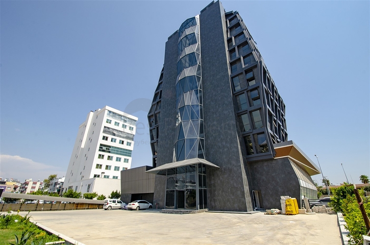 مكاتب 2 + 1 ومحل للبيع في كيبيز أنطاليا