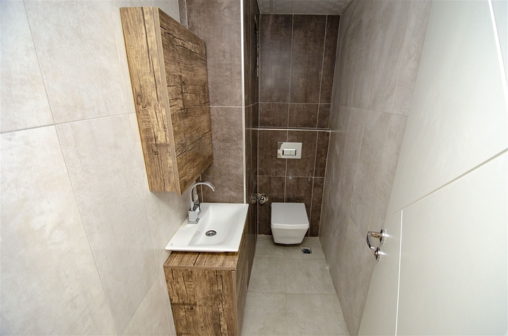 مكاتب 2 + 1 ومحل للبيع في كيبيز أنطاليا