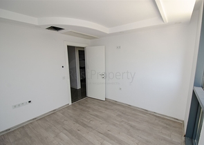 مكاتب 2 + 1 ومحل للبيع في كيبيز أنطاليا