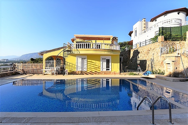 فيلا مستقلة مع مسبح خاص - 4 غرف وصالة - كارجي جاك/ الانيا 