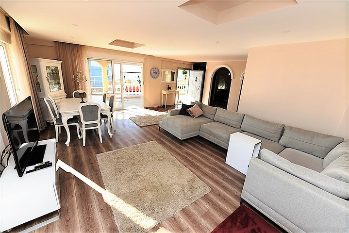 فيلا مستقلة مع مسبح خاص - 4 غرف وصالة - كارجي جاك/ الانيا 