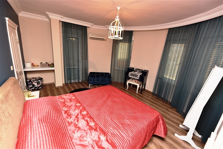 فيلا مستقلة مع مسبح خاص - 4 غرف وصالة - كارجي جاك/ الانيا 