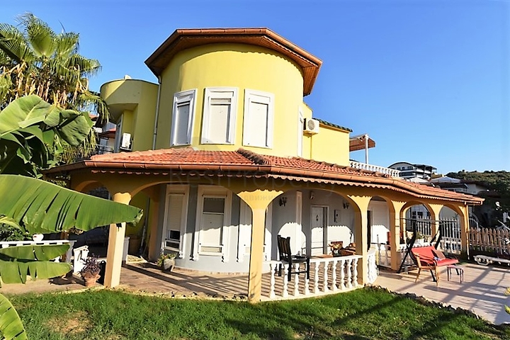 فيلا مستقلة مع مسبح خاص - 4 غرف وصالة - كارجي جاك/ الانيا 