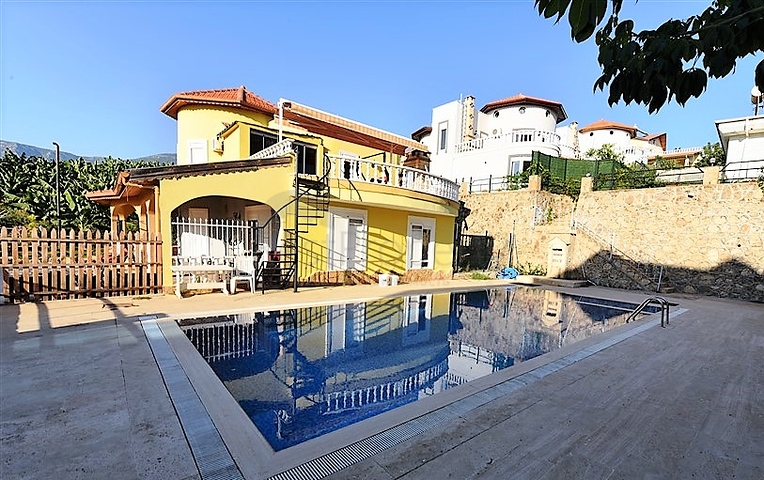 فيلا مستقلة مع مسبح خاص - 4 غرف وصالة - كارجي جاك/ الانيا 