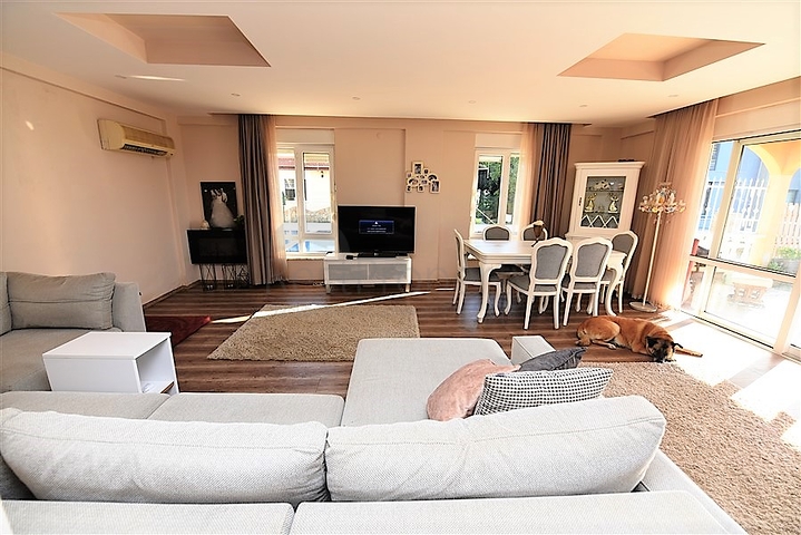 فيلا مستقلة مع مسبح خاص - 4 غرف وصالة - كارجي جاك/ الانيا 