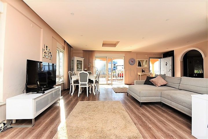 فيلا مستقلة مع مسبح خاص - 4 غرف وصالة - كارجي جاك/ الانيا 