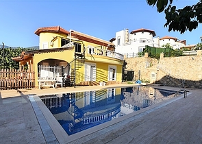 فيلا مستقلة مع مسبح خاص - 4 غرف وصالة - كارجي جاك/ الانيا 