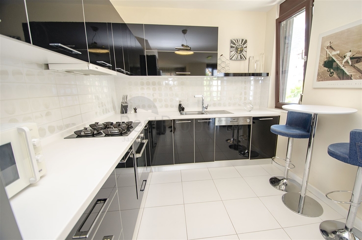 شقة 2 + 1 مع أثاث في هورما كونيالتي