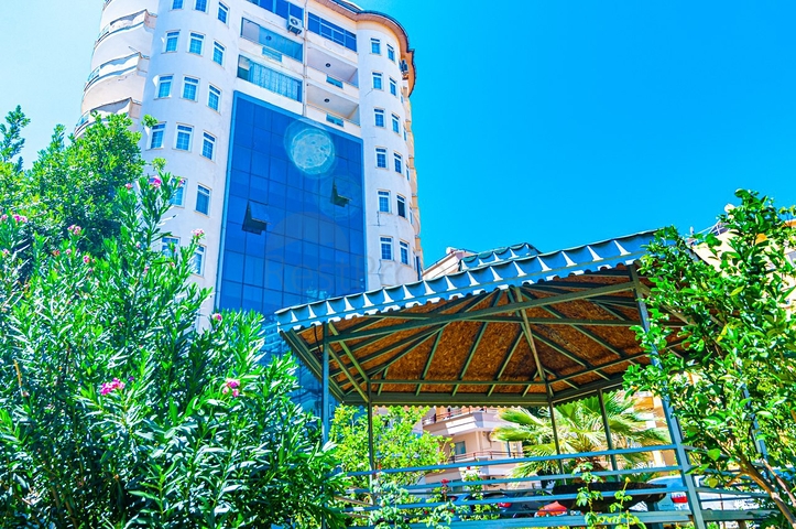 اطلالة بحر مباشرة - شقة مفروشة - تصميم 1+2 - في منطقة توسمور المركزية / الانيا 