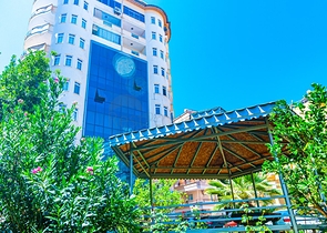 اطلالة بحر مباشرة - شقة مفروشة - تصميم 1+2 - في منطقة توسمور المركزية / الانيا 