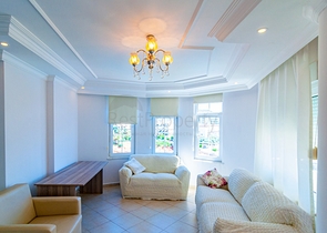 اطلالة بحر مباشرة - شقة مفروشة - تصميم 1+2 - في منطقة توسمور المركزية / الانيا 