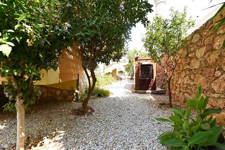 دوبلكس ارضية - اطلالة مفتوحة - 3 غرف وصالة -مفروشة - في كاستل / الانيا 