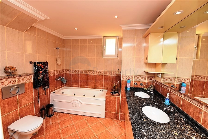 دوبلكس ارضية - اطلالة مفتوحة - 3 غرف وصالة -مفروشة - في كاستل / الانيا 