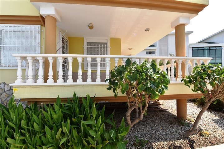 دوبلكس ارضية - اطلالة مفتوحة - 3 غرف وصالة -مفروشة - في كاستل / الانيا 