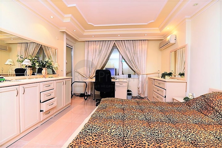 دوبلكس ارضية - اطلالة مفتوحة - 3 غرف وصالة -مفروشة - في كاستل / الانيا 