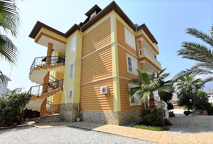 دوبلكس ارضية - اطلالة مفتوحة - 3 غرف وصالة -مفروشة - في كاستل / الانيا 