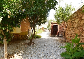 دوبلكس ارضية - اطلالة مفتوحة - 3 غرف وصالة -مفروشة - في كاستل / الانيا 